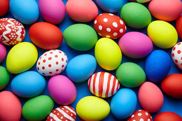Día de Pascua. Huevos de Pascua decorados con colores de fondo. Huevos de gallina pintados, vista superior
