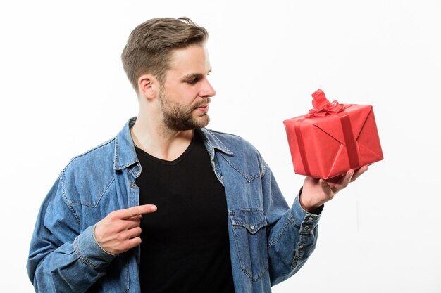 Día perfecto. Saludo romántico. Día del boxeo. Hombre macho guapo. Fecha de amor. hombre sin afeitar con caja de regalo. Regalo del día de San Valentín. Moda masculina. Feliz cumpleaños. El hombre comparte el presente. presentando producto.