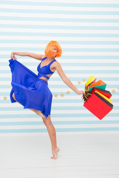 Dia perfeito. Boas compras online. Boas festas. Garota maluca com sacolas de compras. mulher feliz vai às compras. Últimos preparativos. grande venda em shopping center. Moda. Vendas da Black Friday.