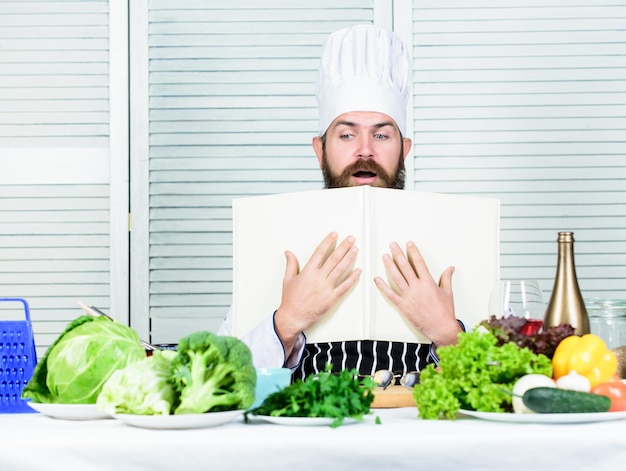 Dia perfeito homem barbudo receita do chef Salada vegetariana com legumes frescos Cozinha culinária Vitamina Dieta alimentos orgânicos Cozinhar comida saudável Hipster maduro com barba