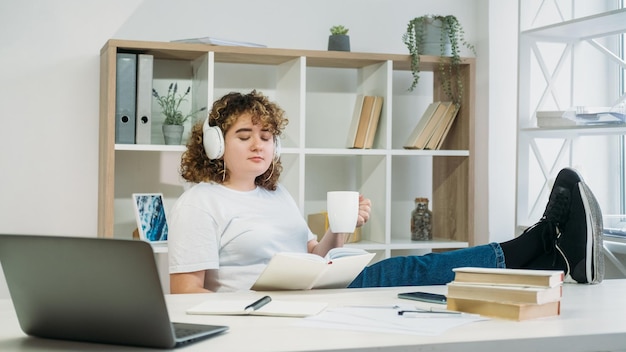 Dia preguiçoso de lazer aconchegante lendo livro de mulher dentro de casa