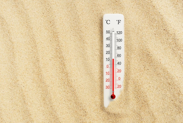 Dia quente de verão Termômetro em escala Celsius e Fahrenheit na areia Temperatura ambiente mais 13