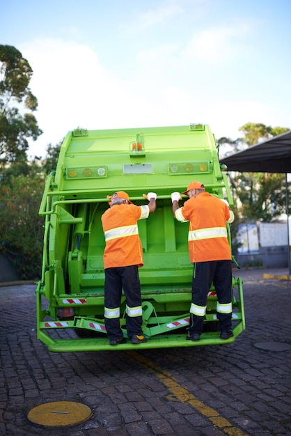 Día de recolección de basura Captura recortada de un equipo de recolección de basura en el trabajo