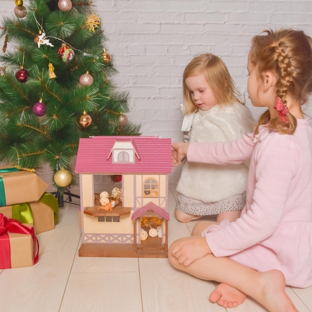 El día de los regalos y la niña del árbol de Navidad.