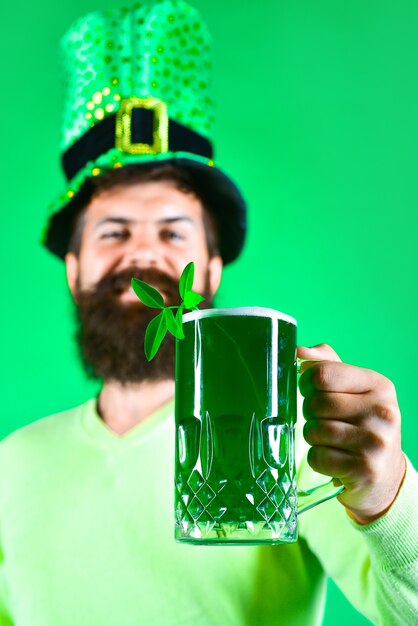 Día de san patricio barbudo con sombrero de duende trébol en cerveza duende barbudo feliz irlandés