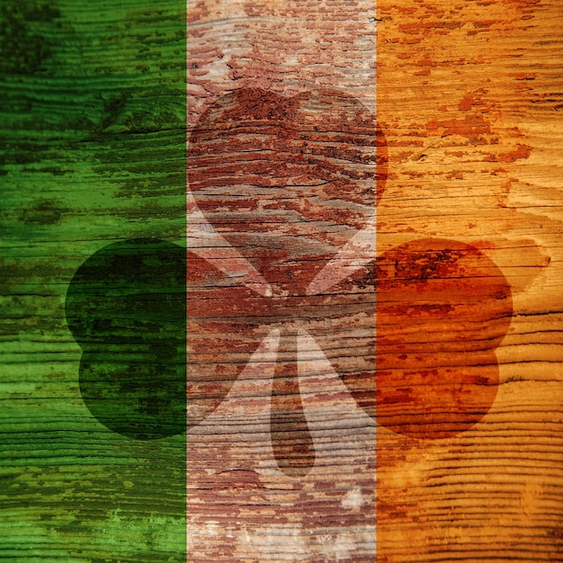 El día de San Patricio mancha oscura en forma de trébol en la superficie de madera colores de la bandera irlandesa