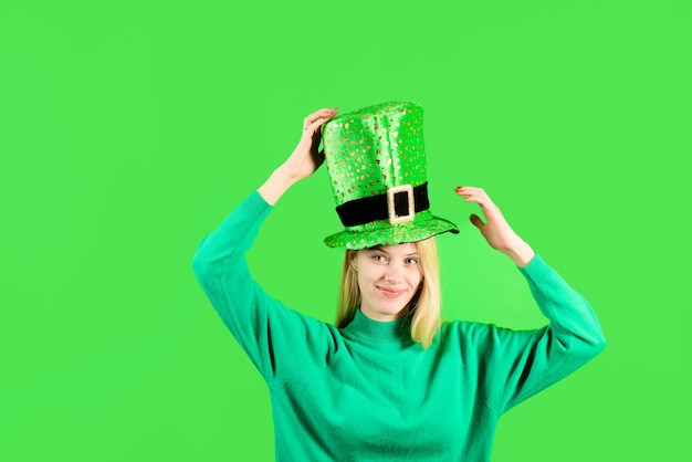 Día de san patricio niña feliz con sombrero verde celebrar las tradiciones del día de san patricio del día de san patricio