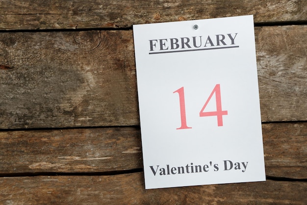 Día de San Valentín, 14 de febrero en el calendario sobre fondo de madera