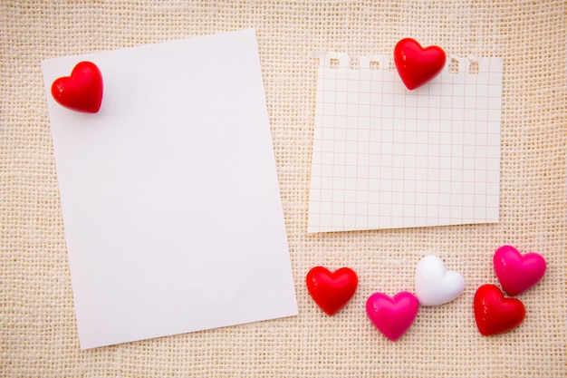 Día de San Valentín abstracto Corazón rojo con papel sobre textura de lino de tela blanca para diseño gráfico o agregar mensaje de texto Concepto de amor