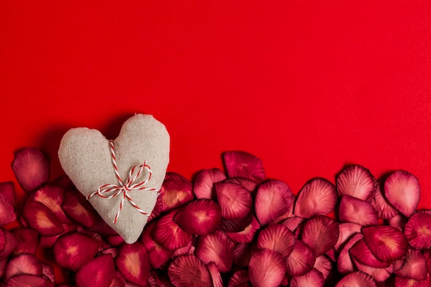 día de san valentín amor corazón y pétalos de rosa