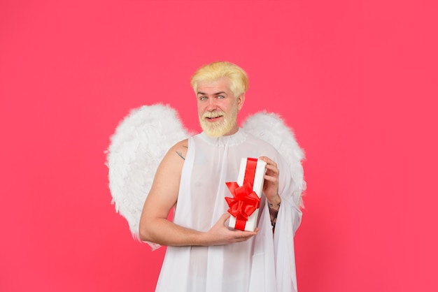 Día de san valentín ángel cupido hombre sonriente en traje de ángel cupido de febrero con concepto de amor de regalo cupido