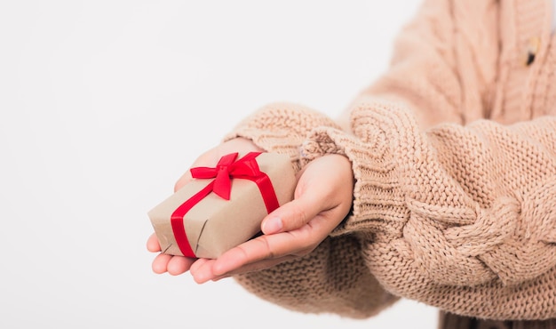 Día de San Valentín Belleza femenina manos sosteniendo caja de paquete de regalo pequeño presente papel envuelto con cinta