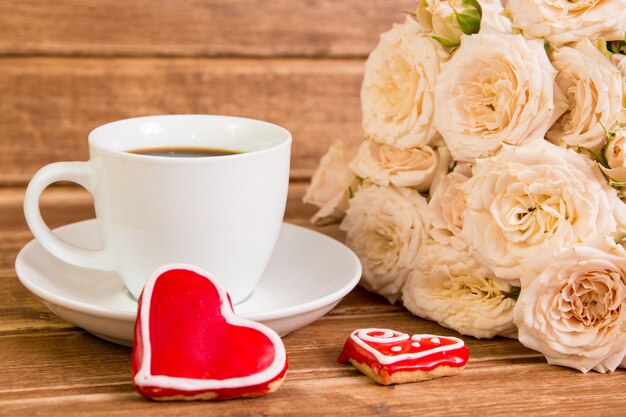 Día de San Valentín. Boda . Una taza de café y dos corazones de pan de jengibre.