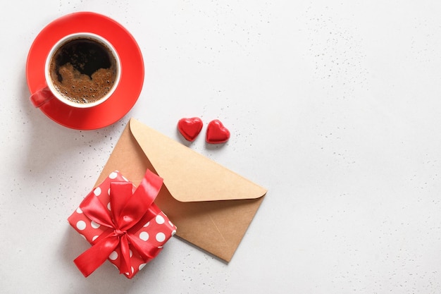 Día de san valentín café romántico carta de amor regalo dulces de chocolate en blanco