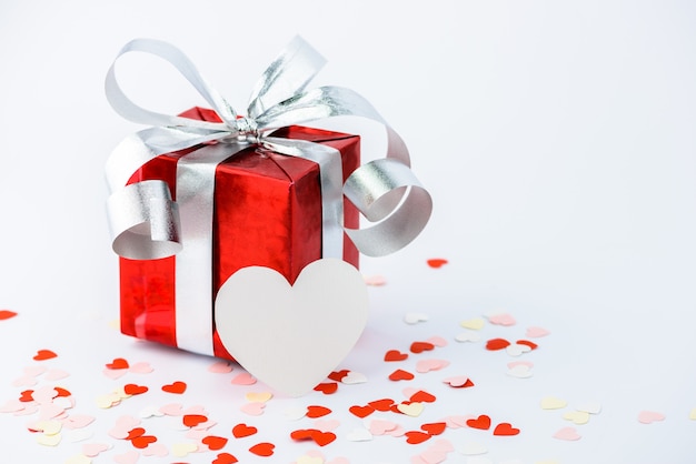 Día de San Valentín y caja de regalo y papel en forma de corazón.