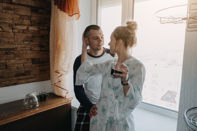 Día de San Valentín en casa relación romántica tiempo de calidad pareja día lento en interiores bebiendo