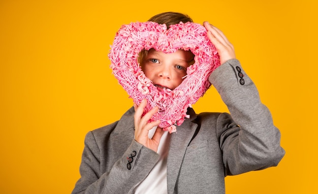 Día de San Valentín. Celebración navideña. Amo a mi San Valentín. Concepto de San Valentín. Sinceros honestos verdaderos sentimientos románticos. Decoraciones navideñas. Primer amor. Sé mi San Valentín. Niño mantenga decoración de corazón rosa.