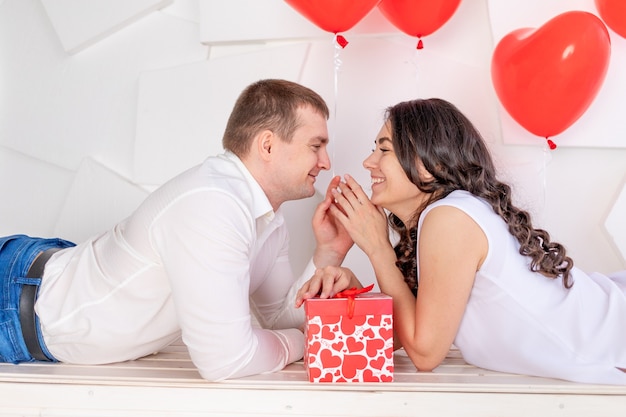 El día de San Valentín, un chico con una hermosa niña se miran con una mirada amorosa tomados de la mano