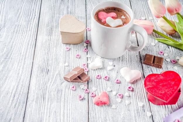 Día de San Valentín chocolate caliente con corazones de malvavisco