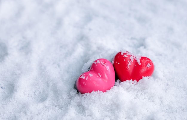 Foto día de san valentín chocolate corazones amante en la nieve.