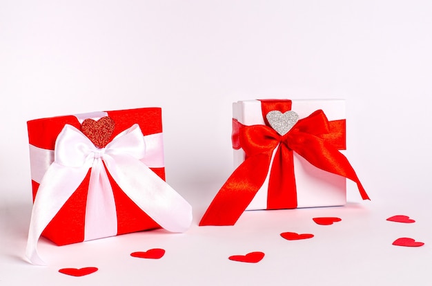 Día de San Valentín. Composición con un regalo y románticos corazones rojos.