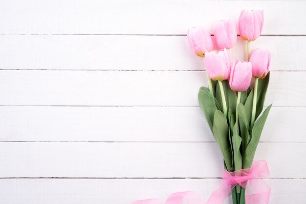 Foto día de san valentín y el concepto de amor. tulipanes rosa con lazo rosa