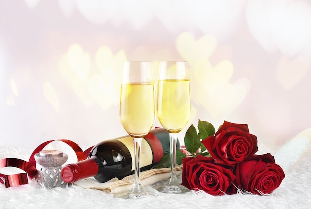 Día de San Valentín con copas de champán y rosas rojas.