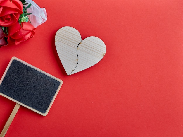 Día de San Valentín corazón de madera sobre fondo rojo