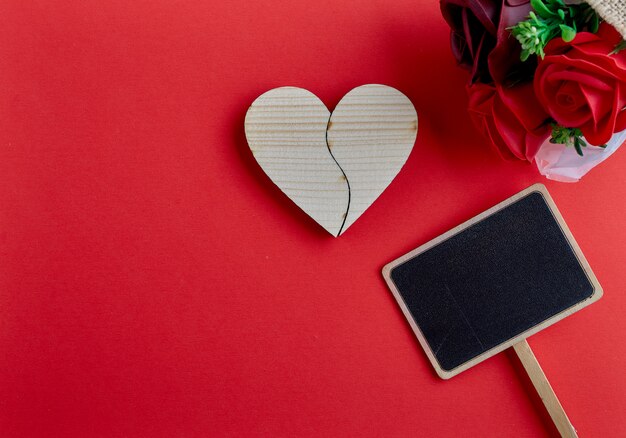 Día de san valentín corazón de madera sobre fondo rojo