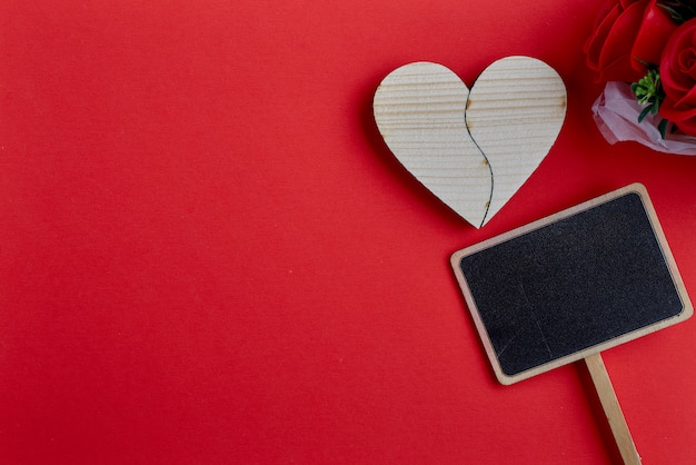 Foto día de san valentín corazón de madera sobre fondo rojo