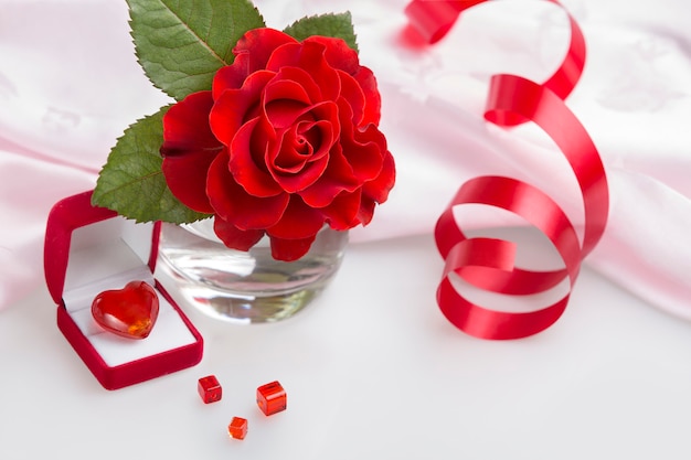 Día de San Valentín corazón, rosa roja y caja de regalo aislado en blanco