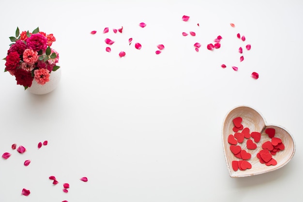 Día de San Valentín Corazones dulces con flores en fondo blanco