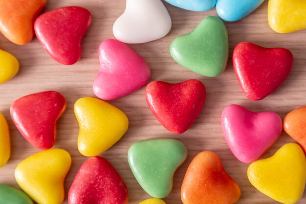 Día de San Valentín con corazones en forma de mesa de madera