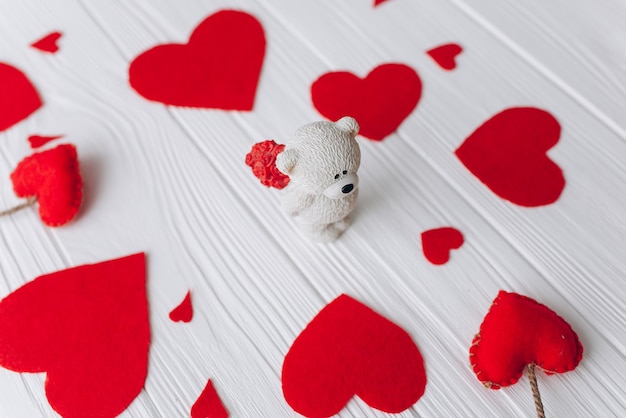 Día de San Valentín, corazones rojos sobre fondo de madera