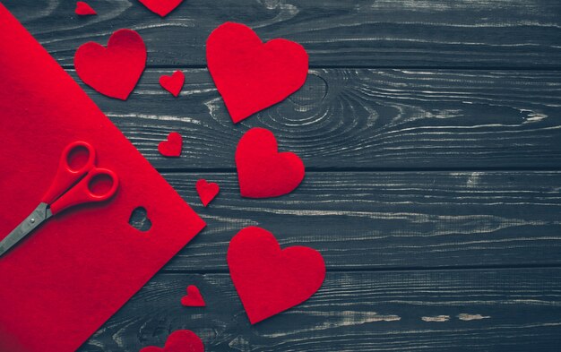 Día de San Valentín, corazones rojos sobre fondo de madera