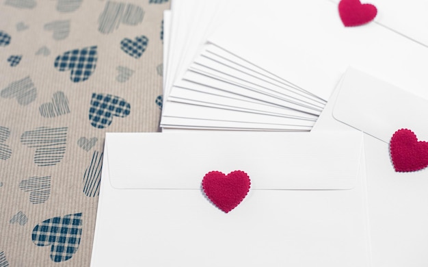 Día de San Valentín. corazones rojos sobre fondo de papel artesanal de corazón. El feriado es el 14 de febrero.