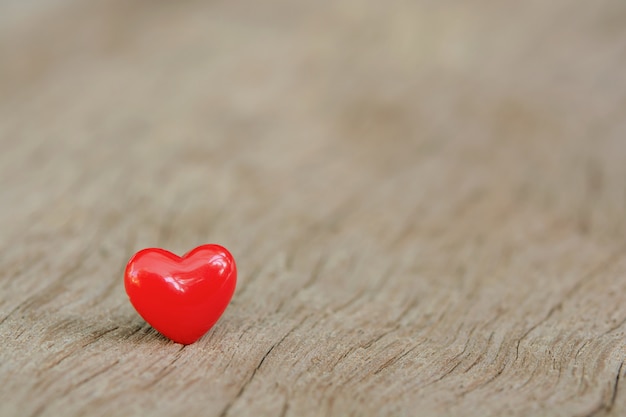 Día de San Valentín con corazones rojos en tablón de madera, espacio de copia