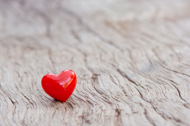 Día de San Valentín con corazones rojos en tablón de madera, espacio de copia