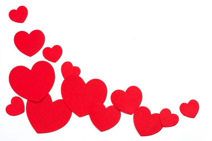 El día de San Valentín cortó el corazón de papel rojo con fondo blanco.