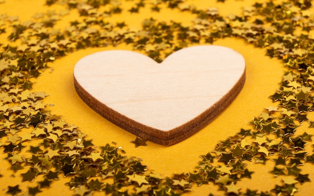 Día de San Valentín, declaración de amor el 8 de marzo corazón sobre fondo amarillo con maqueta de destellos con espacio de copia.