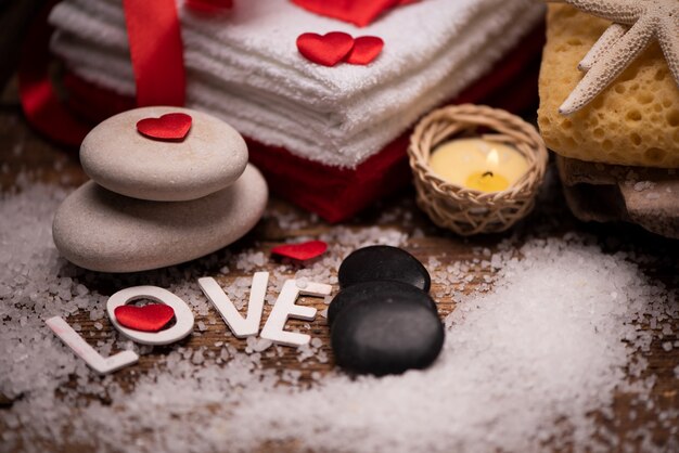 Día de San Valentín. Decoración de bienestar en la mesa de madera de cerca