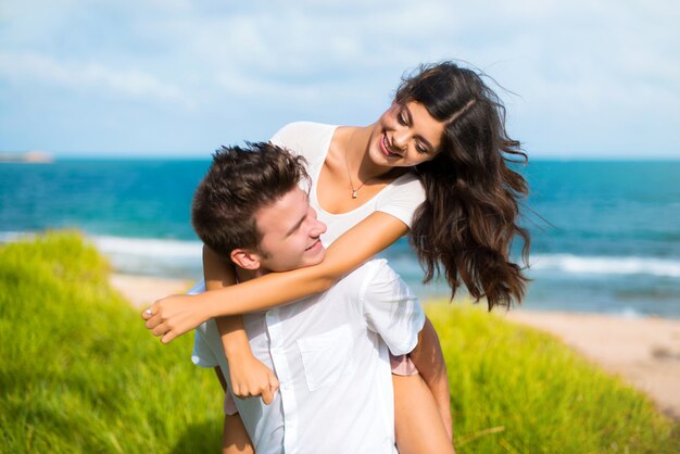 En el día de San Valentín feliz pareja joven al aire libre