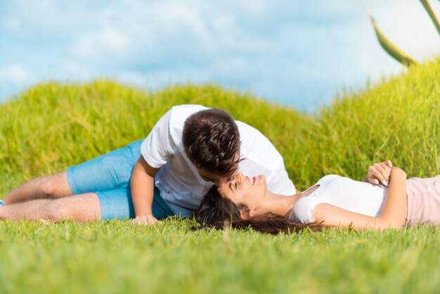 En el día de San Valentín feliz pareja joven al aire libre