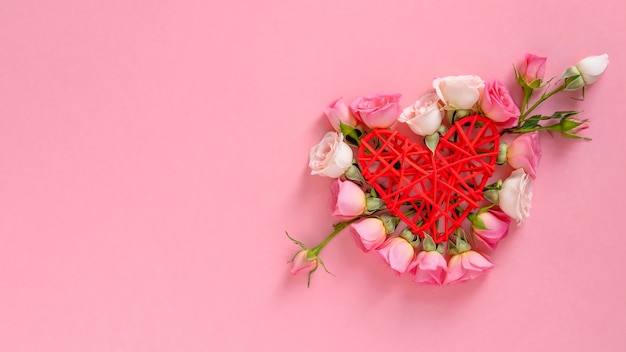 Foto día de san valentín . en forma de corazón de flores. fondo de san valentín. rosas sobre fondo rosa pastel. lay flat, vista superior, espacio de copia.