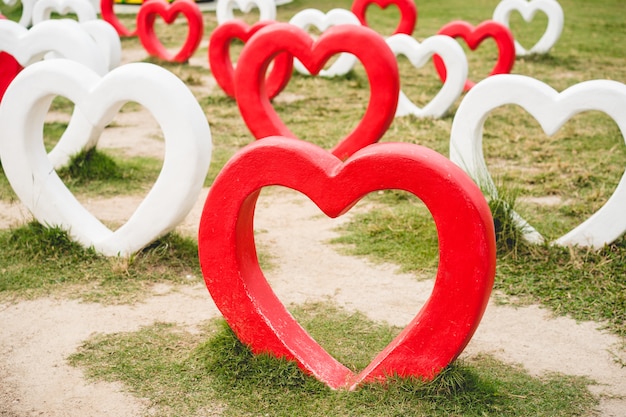 Día de San Valentín. Forma de piedra del corazón en la decoración del patio.