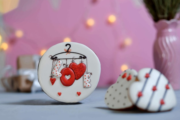 Día de San Valentín Galletas caseras sobre fondo Ultimate Grey cubiertas con glaseado con un hermoso patrón de pan de jengibre.