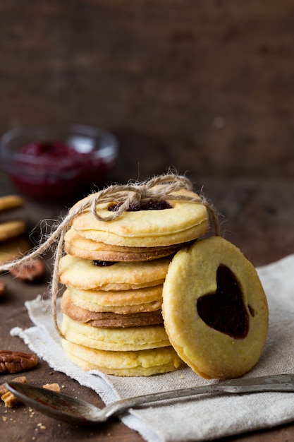 Día de San Valentín. Galletas en forma de corazón sobre fondo de madera.