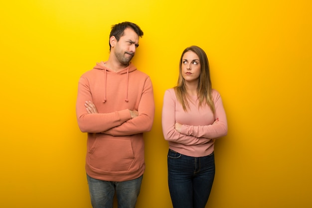 En el día de San Valentín Grupo de dos personas sobre fondo amarillo que se siente molesto