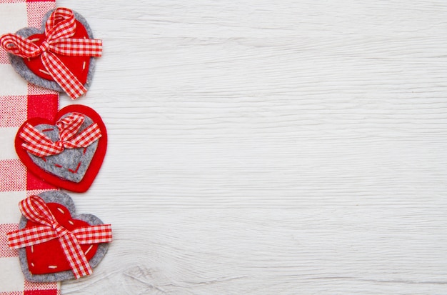 Día de San Valentín juguete corazón y cinta sobre fondo de madera