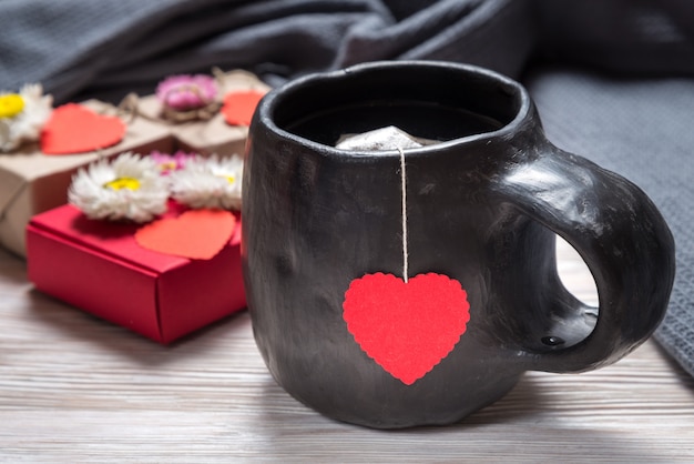 Día de San Valentín mañana, taza de té en el escritorio de madera